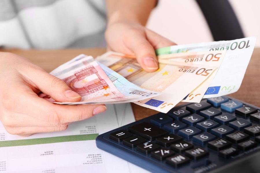 Bargeld auf Bank einzahlen: Ab diesem Betrag werden Kunden überprüft